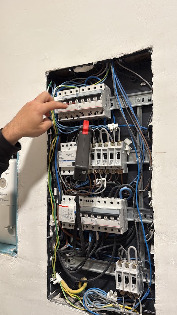Lareu Electricidad & Domótica | Electricistas de urgencia 24h — Fotos 5